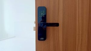 lắp đặt khoa cua van tay