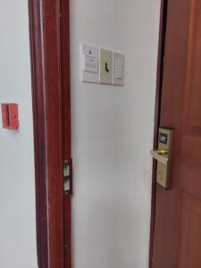 bảng giá lắp đặt khóa cửa tay gạt và khóa thông minh